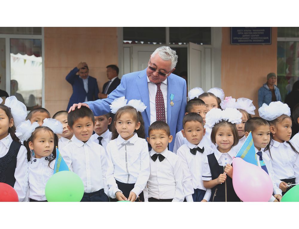 Меценат мектепті жөндеп, ауылына су тартып берді