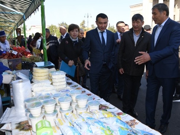 Алматыда Жетісу өңірінің табиғи өнімдері жәрмеңкеге шығарылды