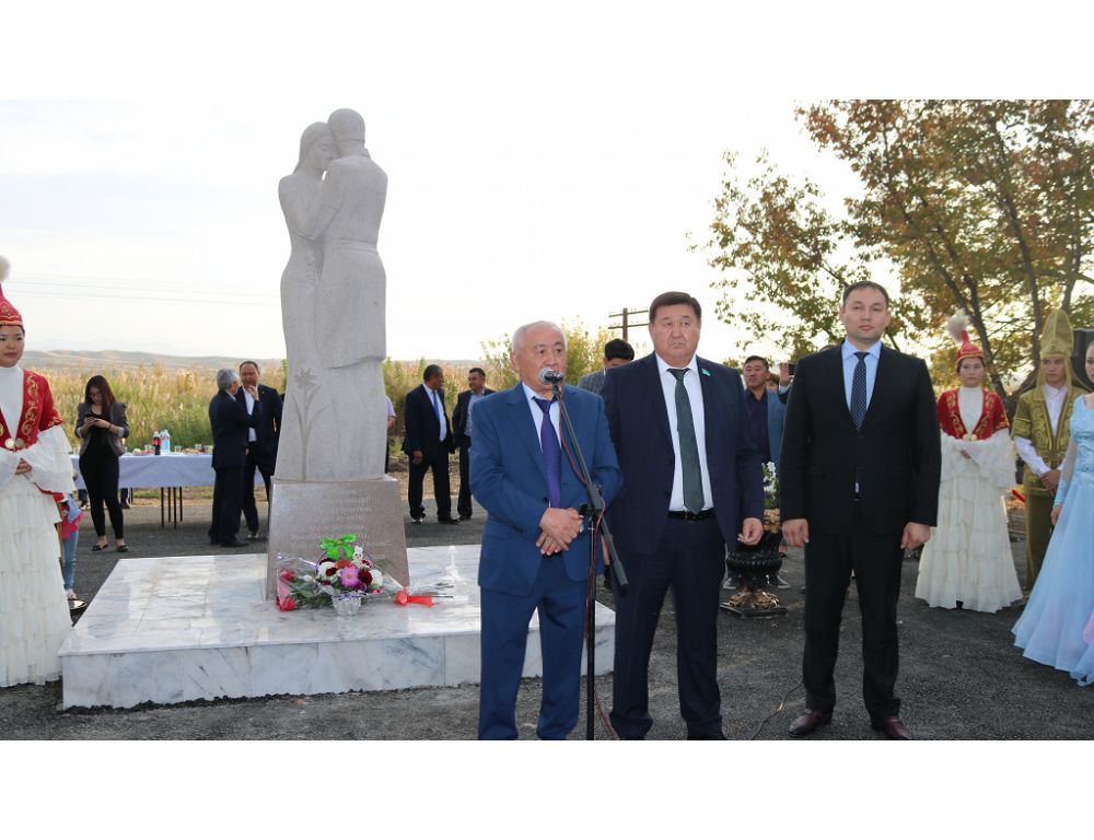 «Өмірбұлақ»: Меценат туған ауылына махаббат ескерткішін тұрғызды