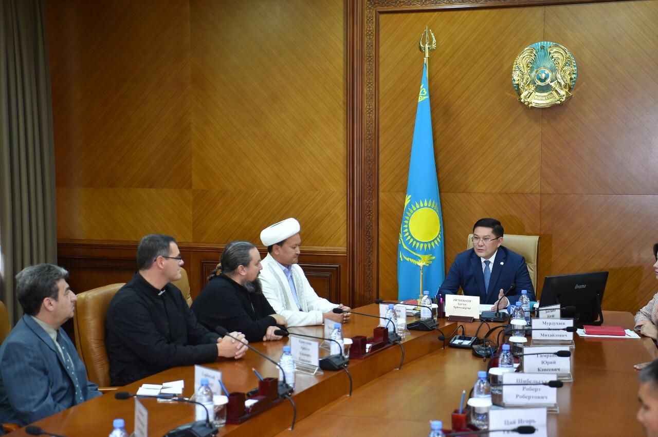 Е.Айтаханов:Бізді шетелде татулықтың эталоны ретінде таниды