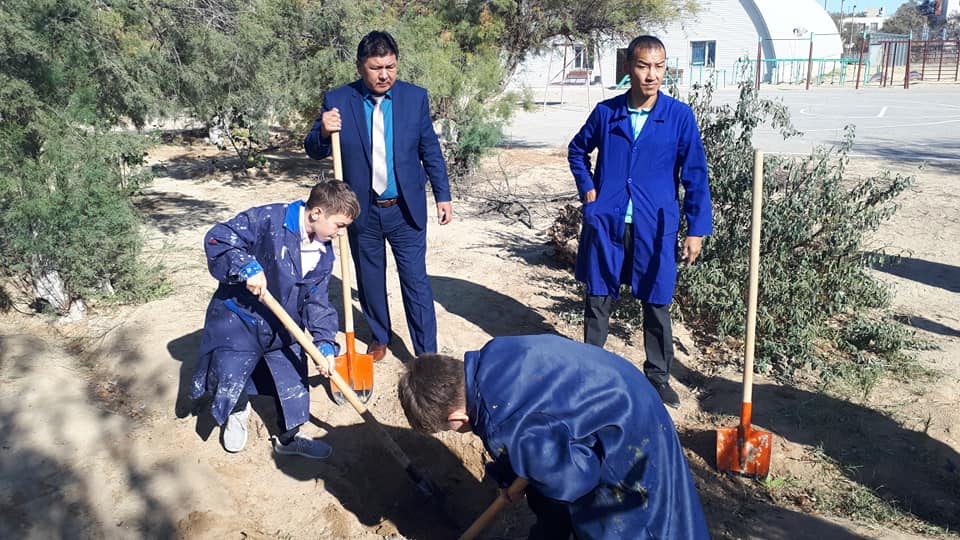 Ақтауда мектеп оқушылары көшеттер отырғызды