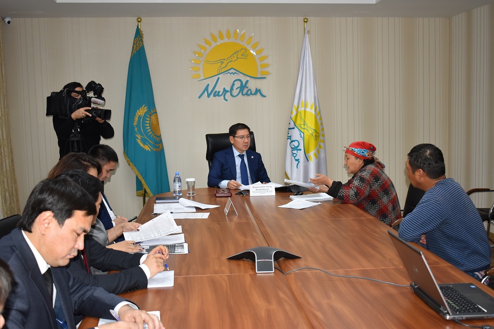 Асқар Жұмағалиев Nur Otan алаңында азаматтарды қабылдады