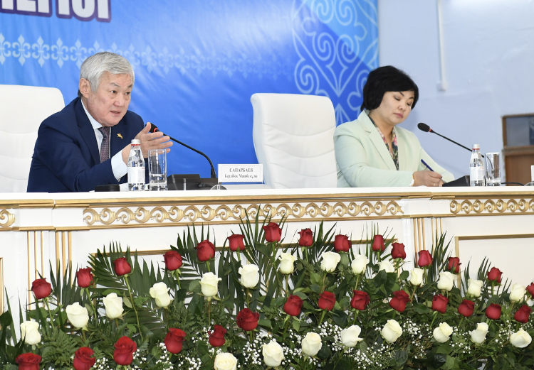 Б.Сапарбаев: Дәрігерлер мен ұстаздардың жалақысы орташа деңгейден жоғары болуы тиіс