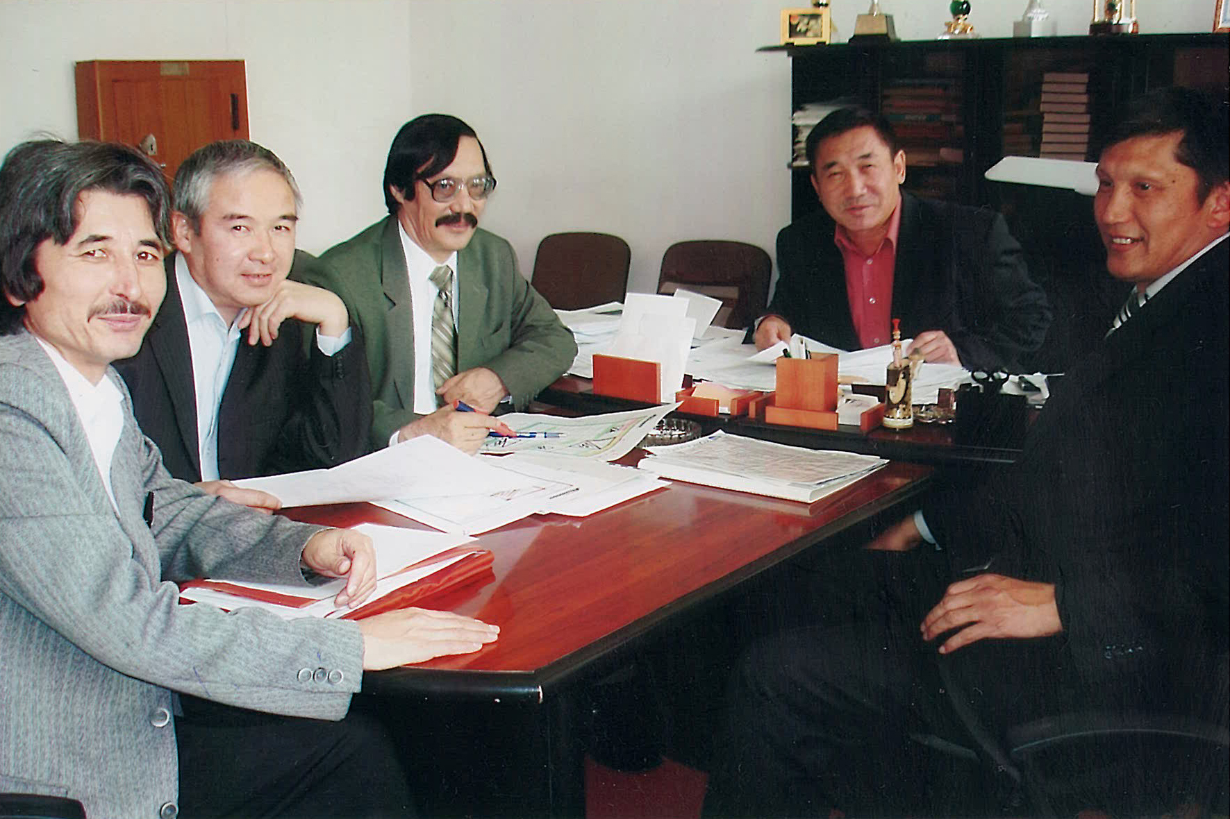 Қалам ақ қағазды аңсайды