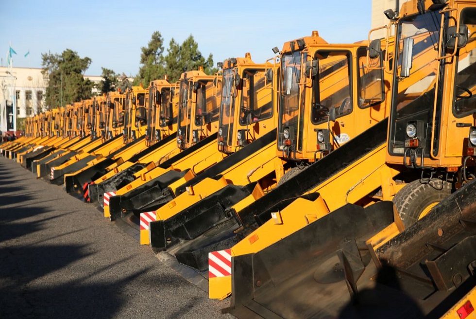 Алматыда қар тазалайтын техникалар жұмысқа дайын