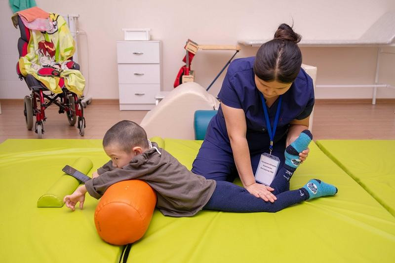 Әлеуметтік қызмет көрсету орталығы әр балаға жеке емдеу жоспарын құрайды