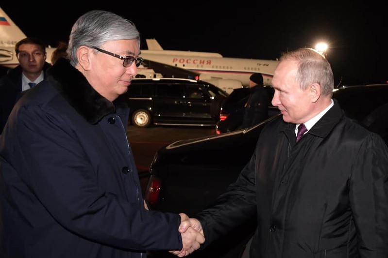 Владимир Путин Қасым-Жомарт Тоқаевты Омбы әуежайында шығарып салды