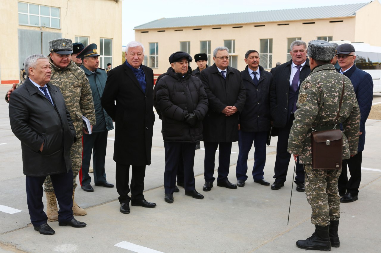Мәжілісмендер Ақтаудағы әскери бөлімдерге барды