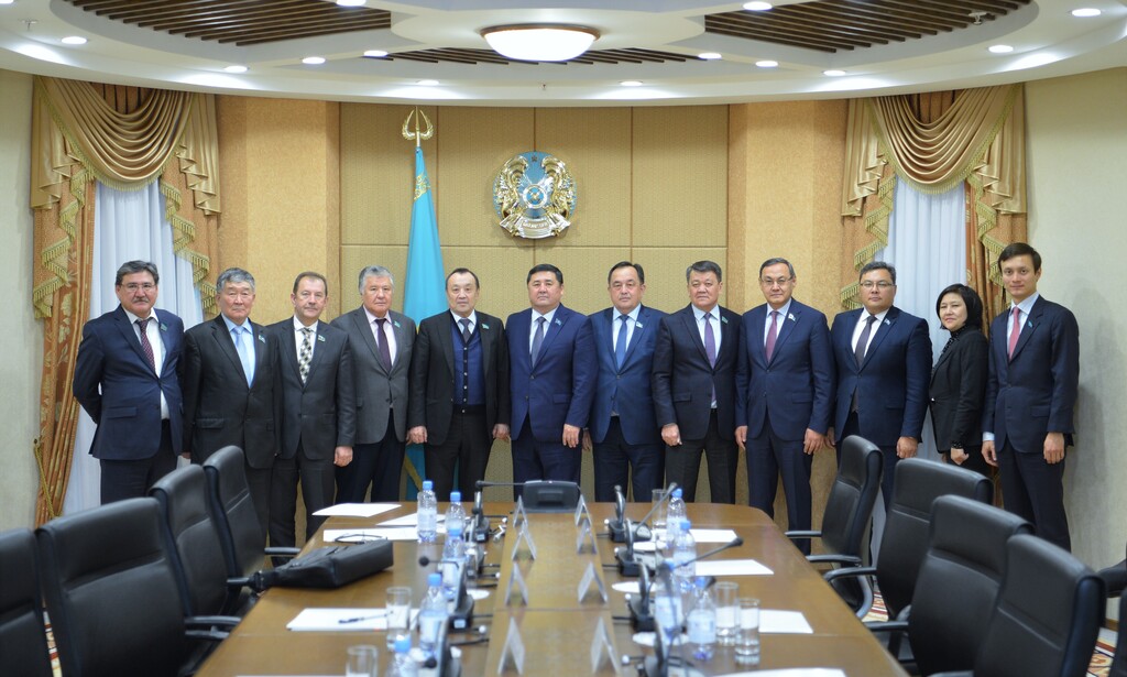 Сенаторлар мәслихат депутаттарымен кездесті