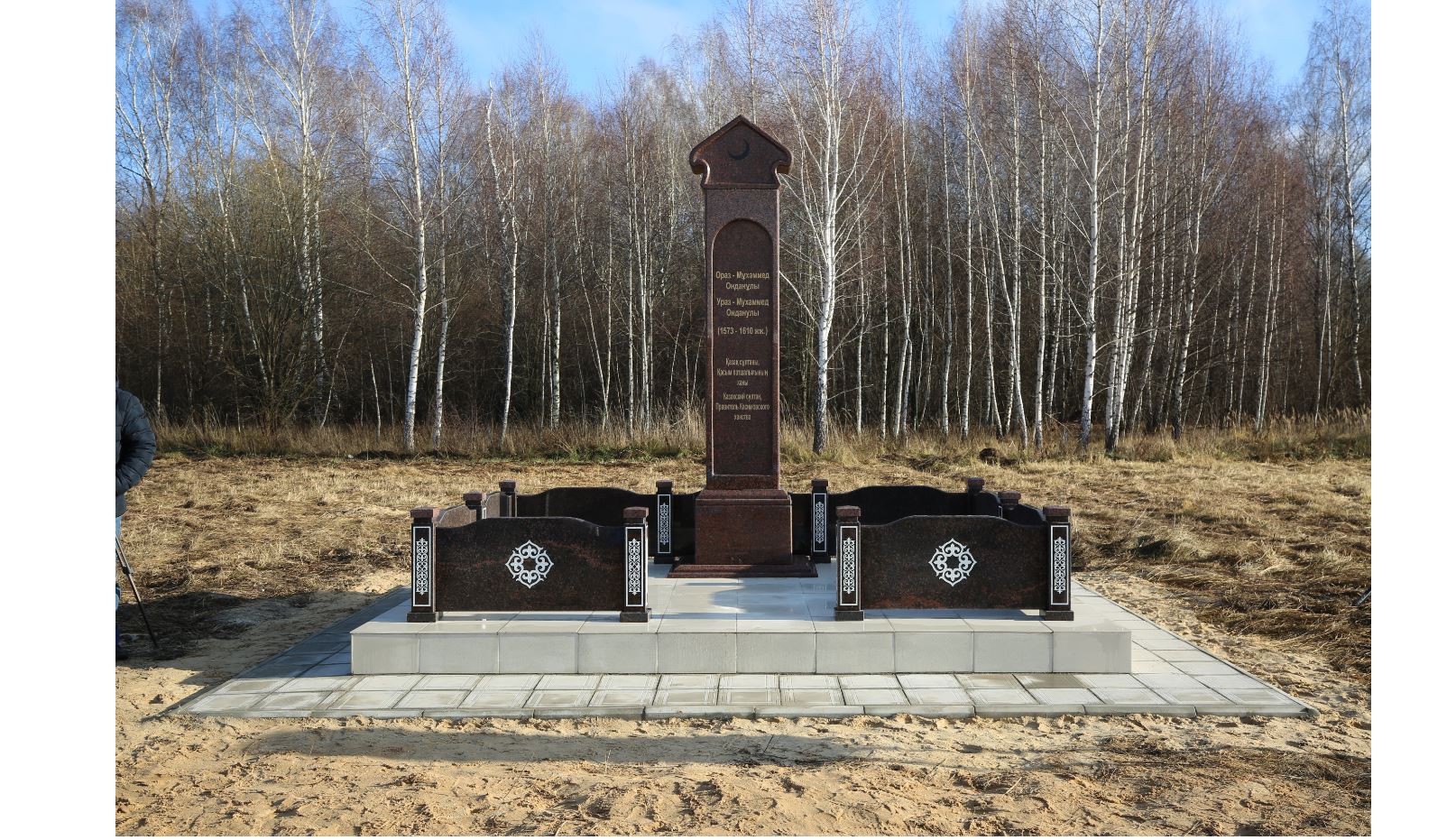 Ораз-Мұхаммед сұлтанға құлпытас қойылды