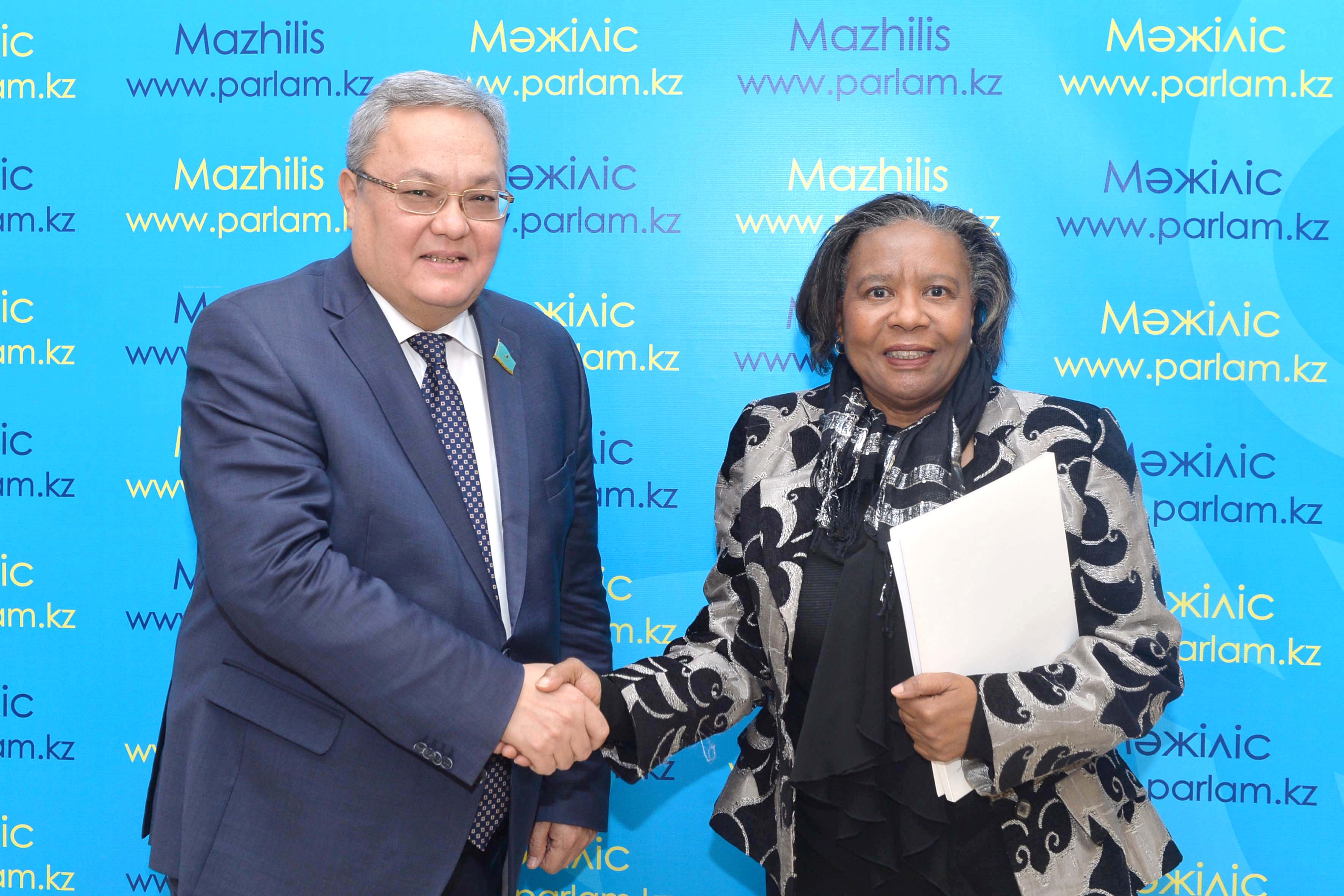 Мәжіліске Оңтүстік Африка Республикасының Қазақстандағы Төтенше және Өкілетті Елшісі келді