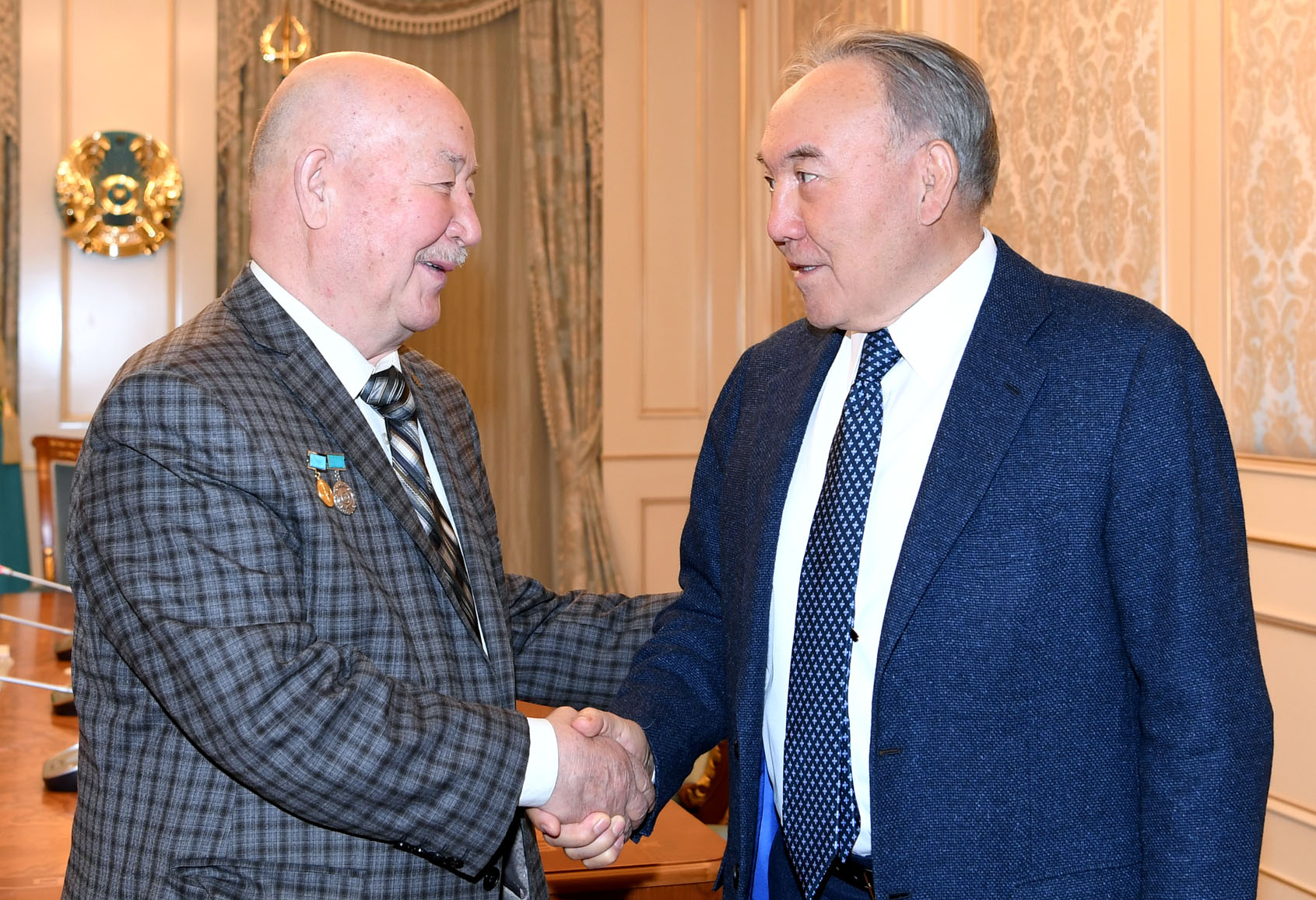 Нұрсұлтан Назарбаев әйгілі суретші Кәміл Муллашевті қабылдады