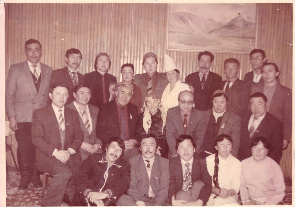 Әлеуметті әңгімешілдігімен баураған еді