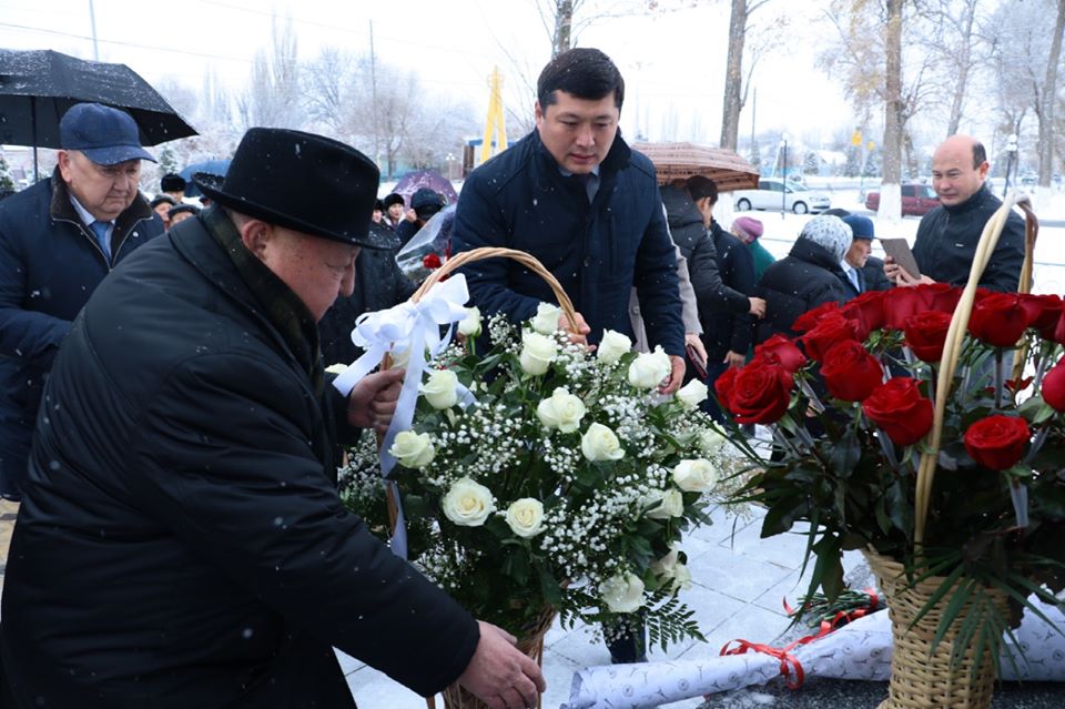 Түлкібаста «Ана мен бала» монументі ашылды