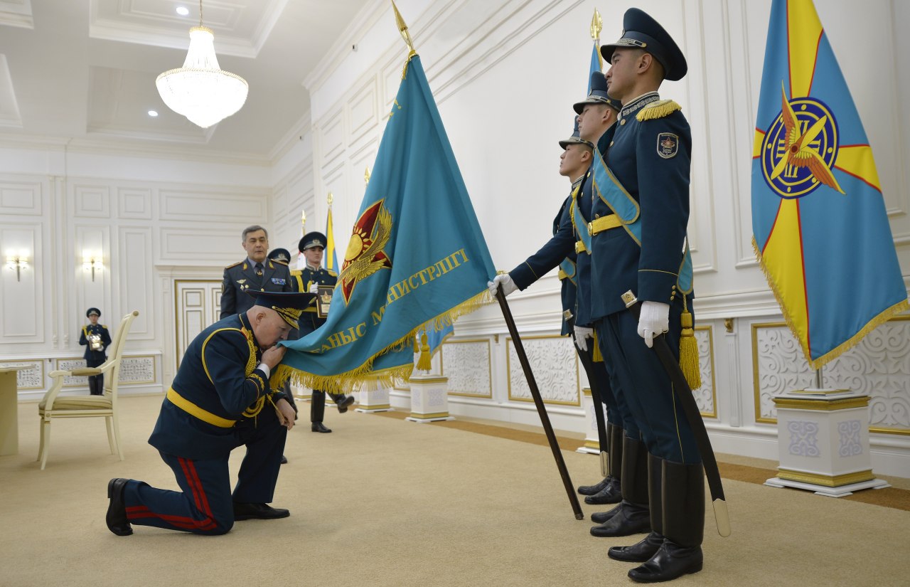 Офицерлер жауынгерлік тумен қоштасты