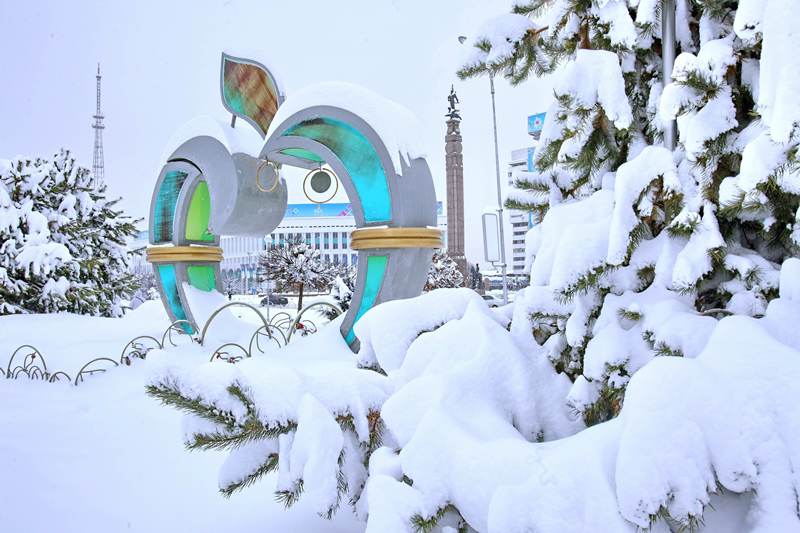 Алматыда қар тазалау жұмыстары жүріп жатыр