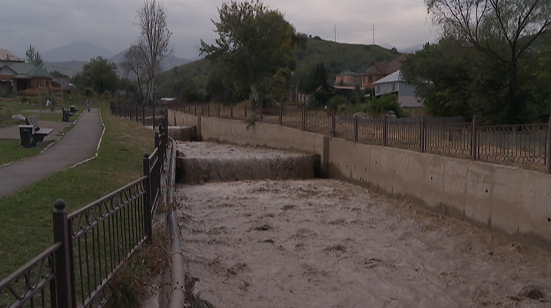 Алматыда селден сақтандыратын қондырғылар қойыла бастады