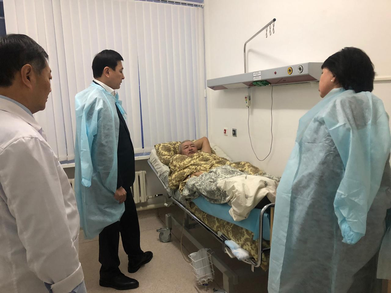 Елорда әкімі қар тазалау кезінде жарақат алған жүргізушіге барды