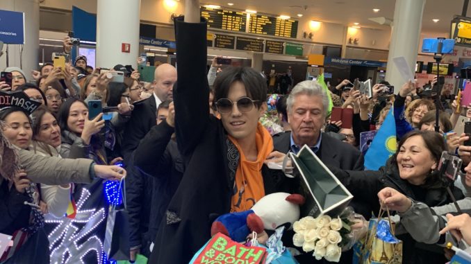 Димашты Нью-Йорктегі жанкүйерлері Қазақстанның жалауымен қарсы алды