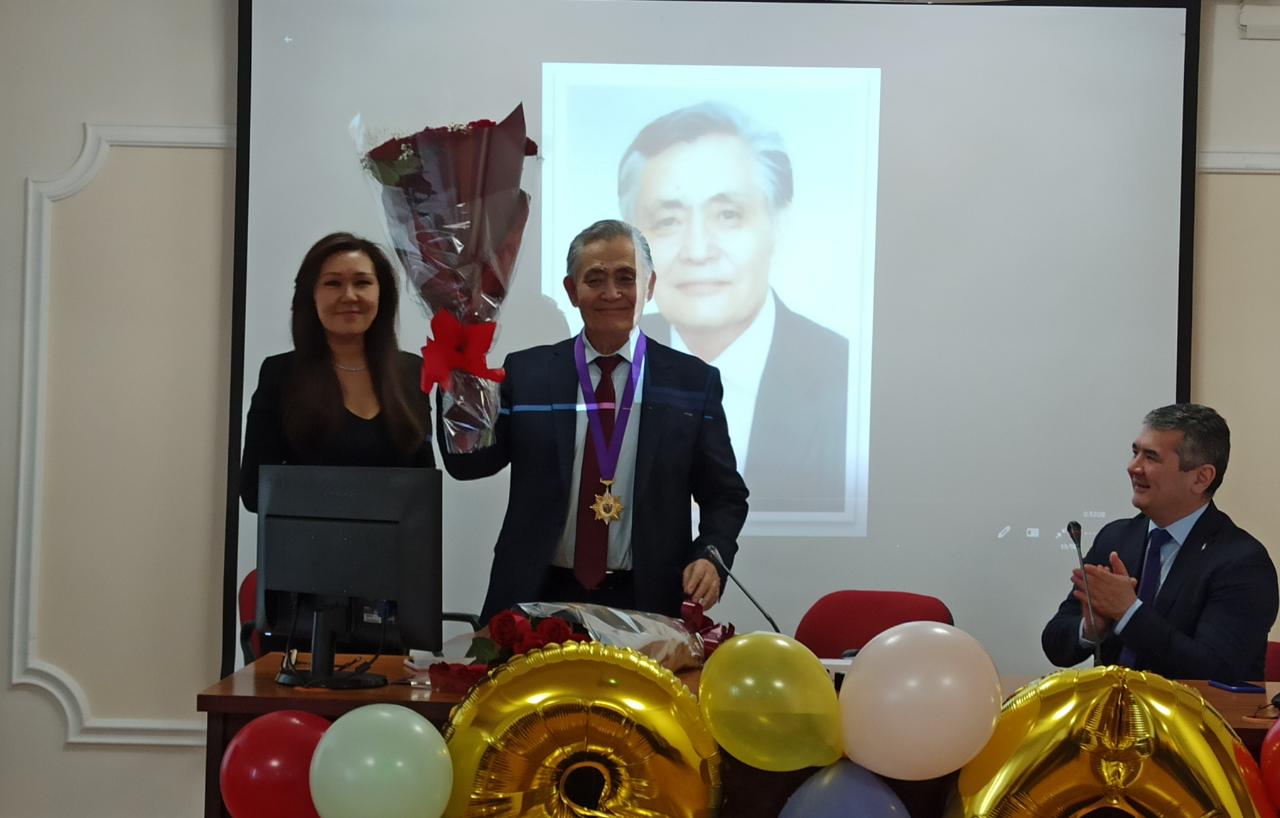 Алматыда профессор Болат Хабижанұлы «Алтын дәрігер» медалімен марапатталды