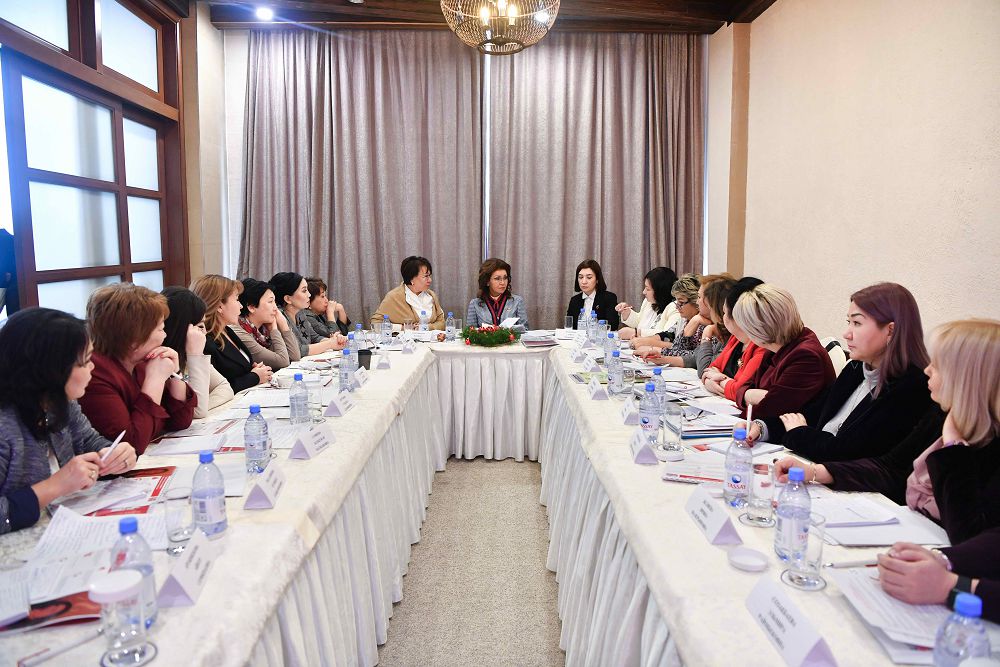 Дариға Назарбаева Қазақстанның іскер әйелдер қауымдастығының мүшелерімен кездесті