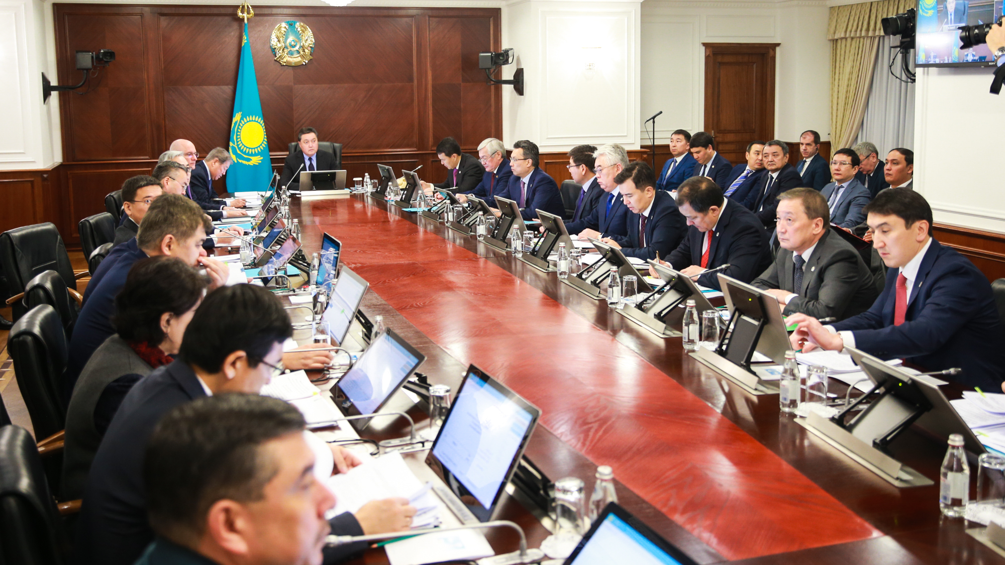 Үкімет басшысы жолдарда жылыту және тамақтандыру пункттерін ұйымдастыруды тапсырды