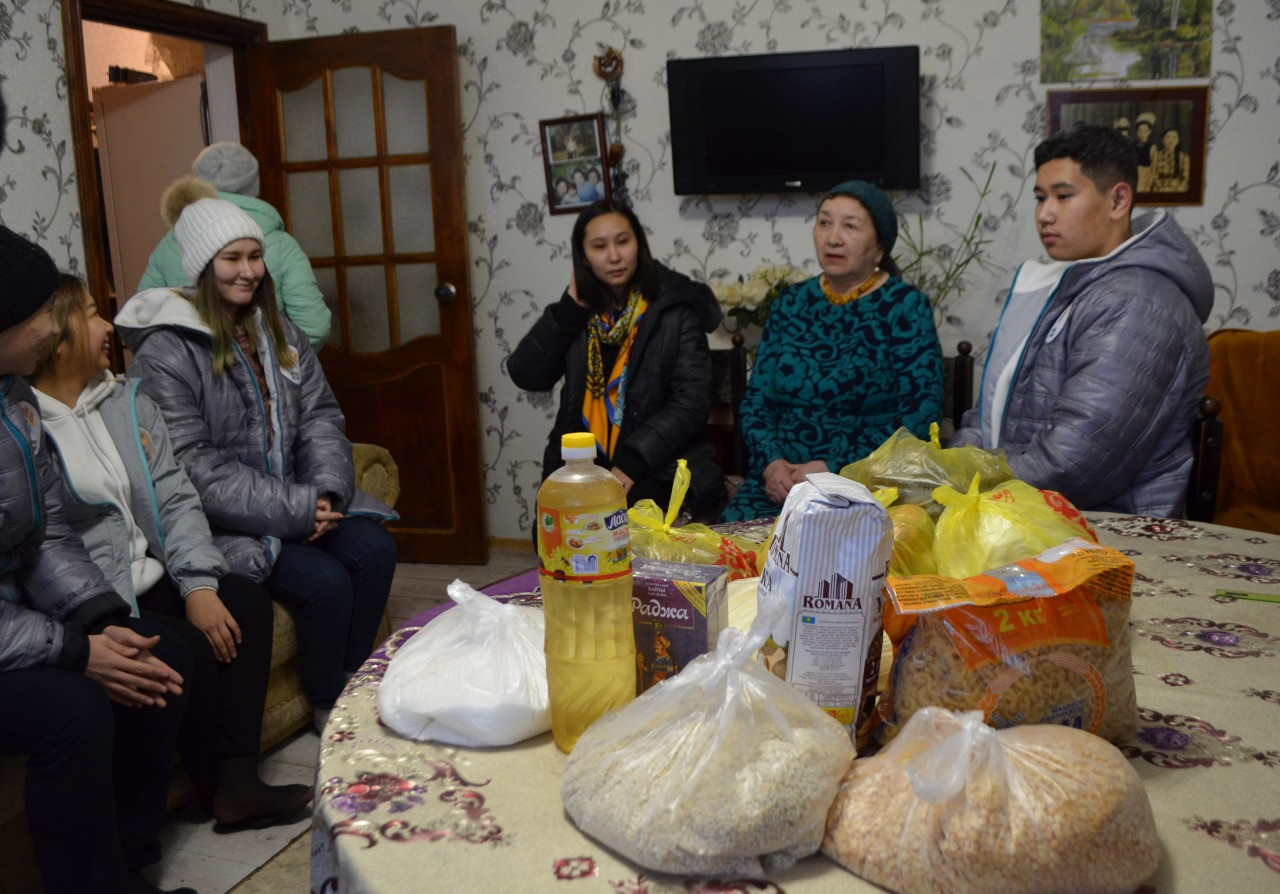 Елордалық еріктілер ардагерлерге тегін азық-түлік таратты