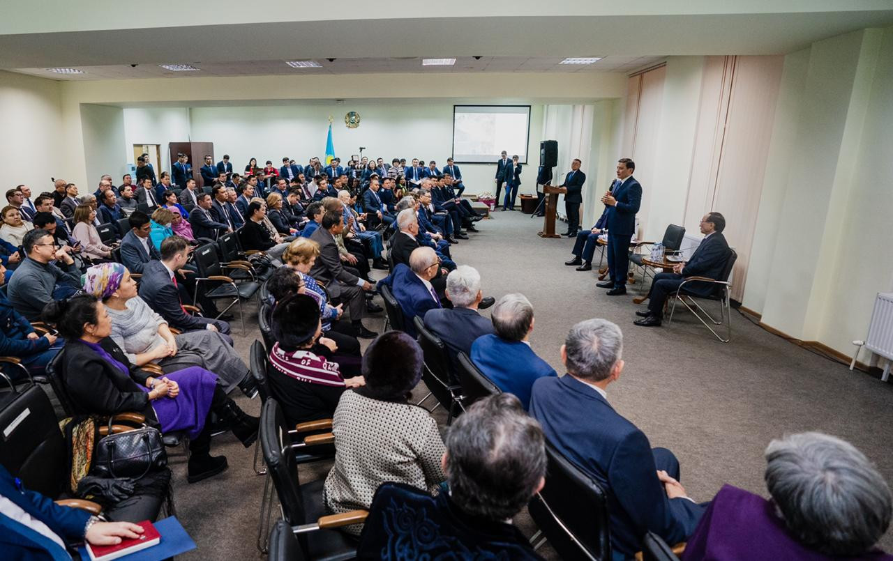 Алтай Көлгінов Есіл ауданының тұрғындарымен кездесті