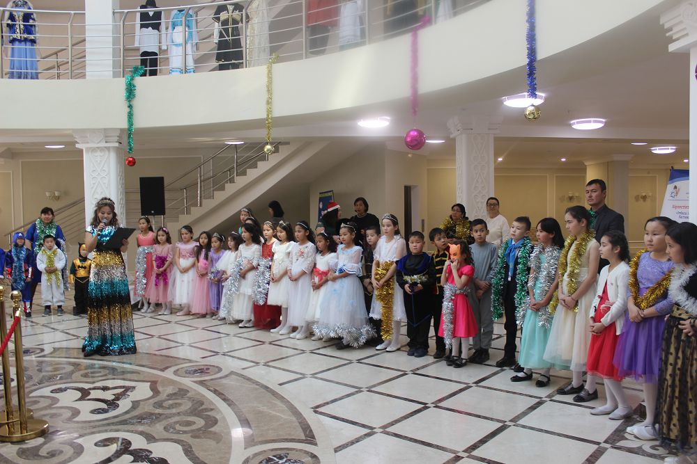 Маңғыстауда 300-ге жуық балаға арналған қайырымдылық шырша мерекесі ұйымдастырылды