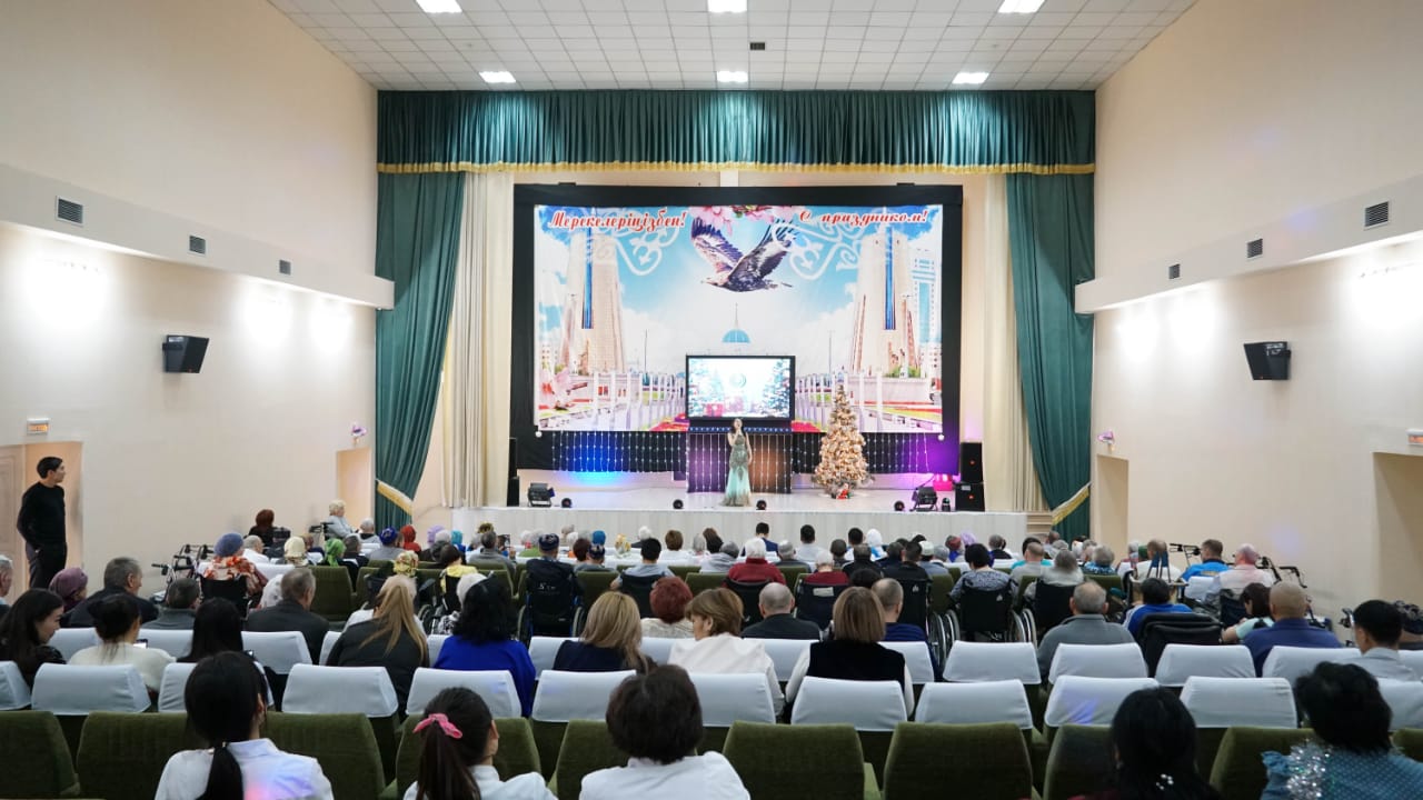 «Қазақконцерт» әртістері қарияларға мерекелік тарту жасады