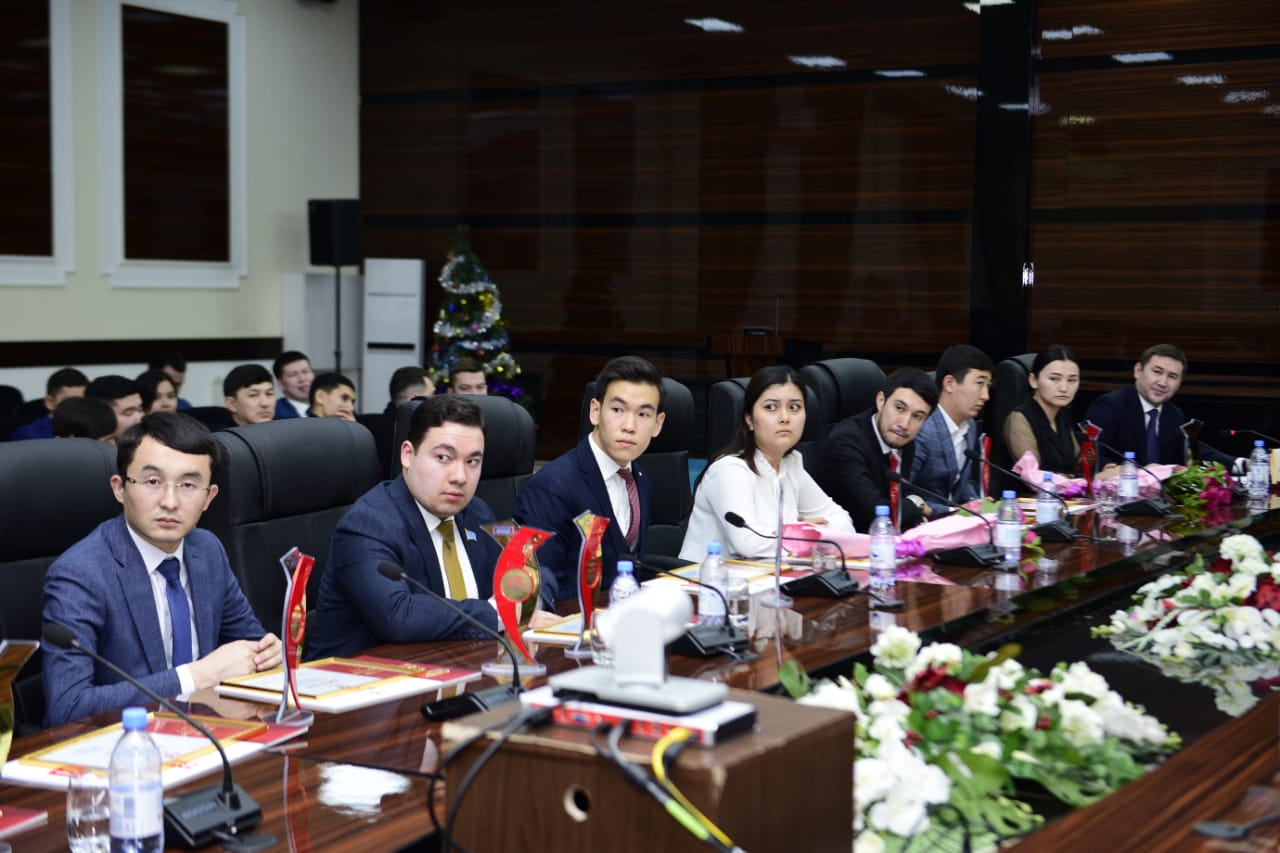 Шымкентте үздік жастар марапатталды