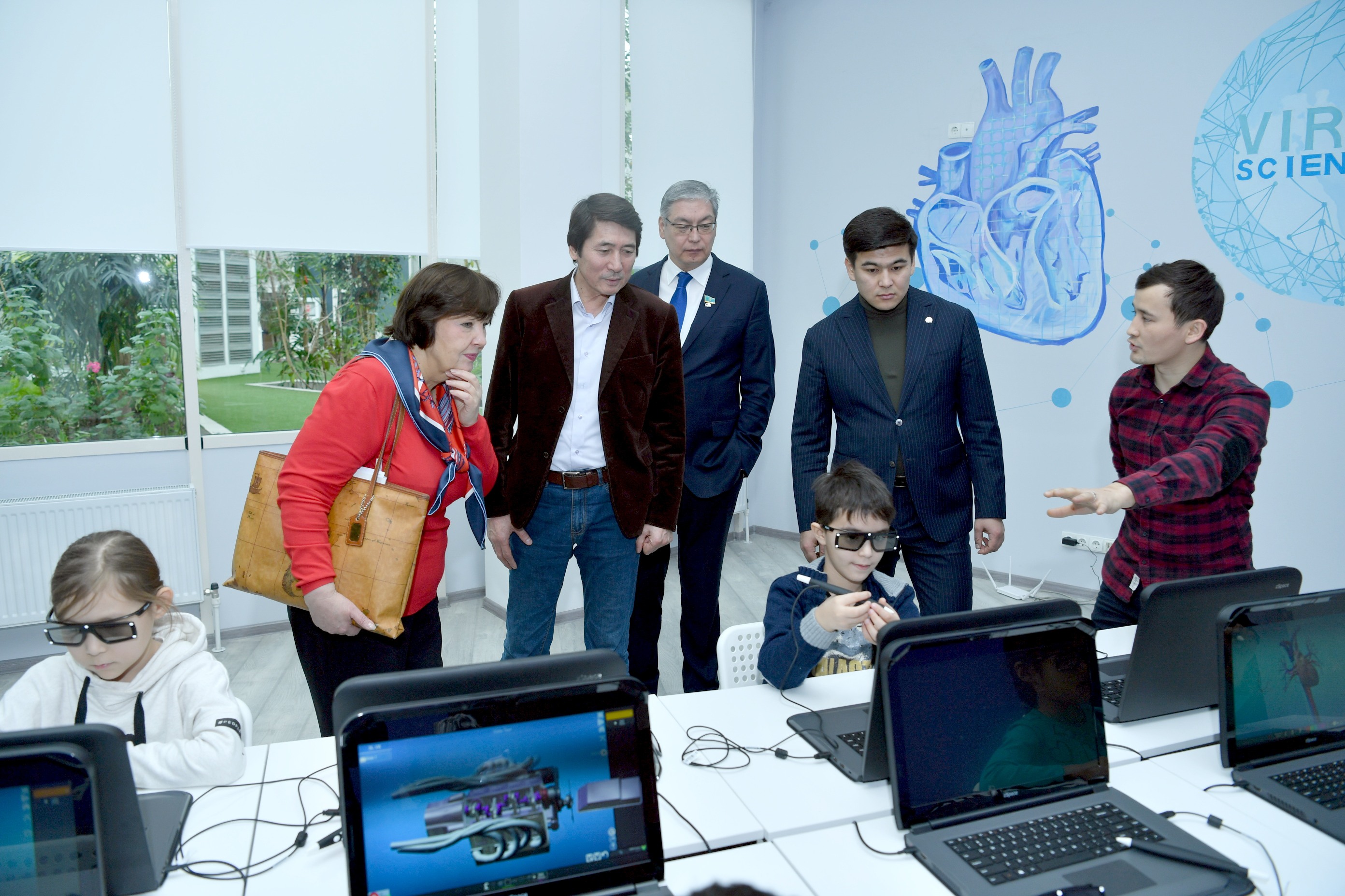 Депутаттар Оқушылар сарайының ұжымымен «Педагог мәртебесі туралы» Заңды талқылады