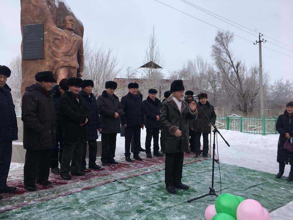 Опырылған плита тастарды кілеммен жасырып қойған