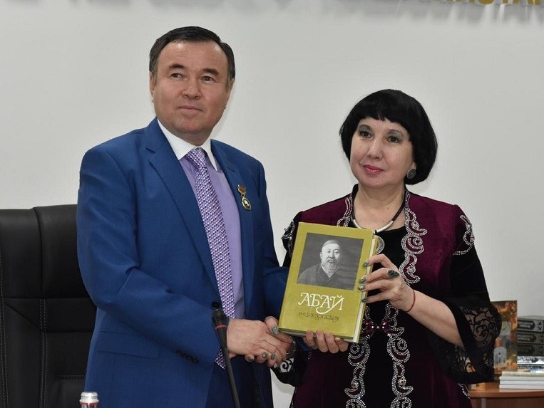 «Атамұра» корпорациясы Ұлттық кітапханаға 1000 кітап сыйға тартты