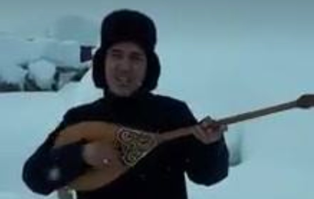Біз жақта қарлы боран бұрқырап тұр, Фархат та домбырасын жұлқылап тұр...