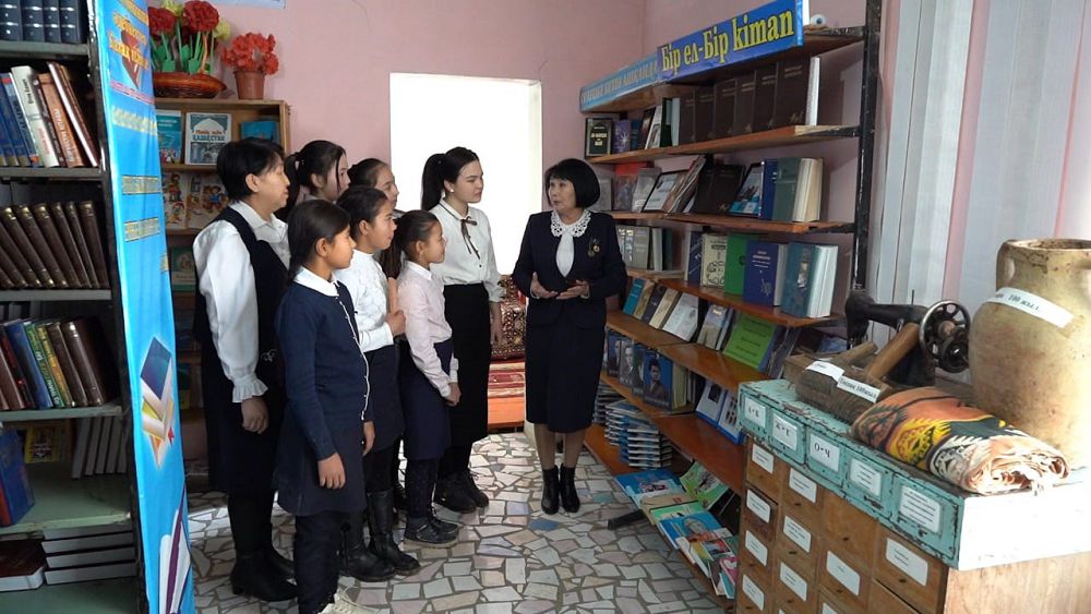 Өз қаржысына кітапхана салған