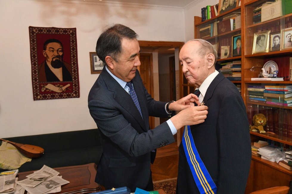 Шериаздан Елеукеновке І дәрежелі «Барыс» ордені берілді