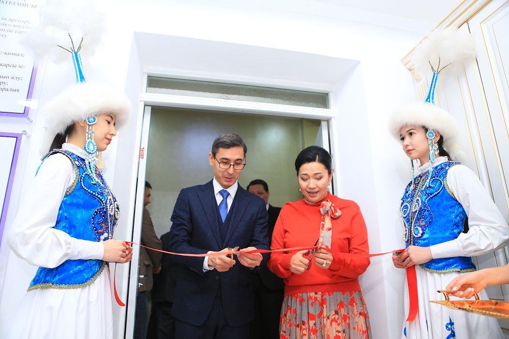 Шымкенттегі жоғары оқу орнында Парасат мектебі мен Адалдық дүкені ашылды