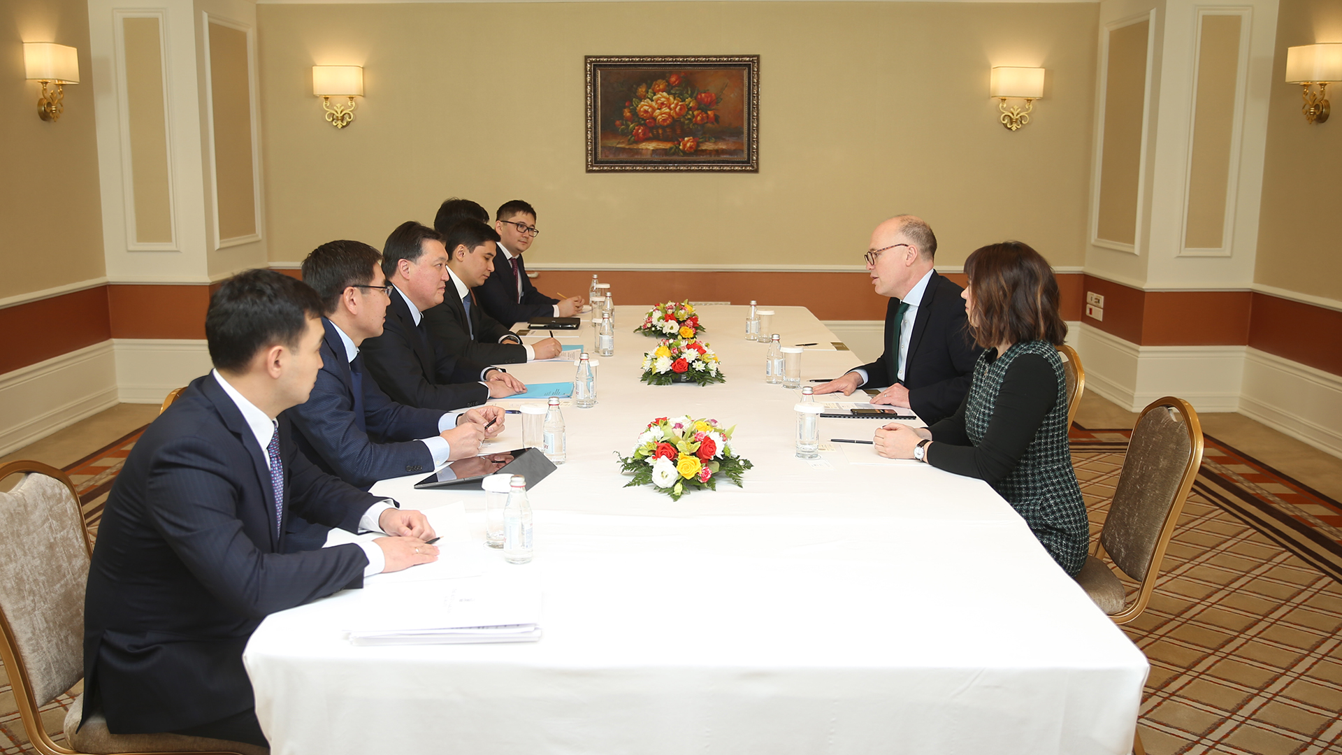 Асқар Мамин инновациялар мен цифрландыру саласындағы шетелдік сарапшылармен кездесті