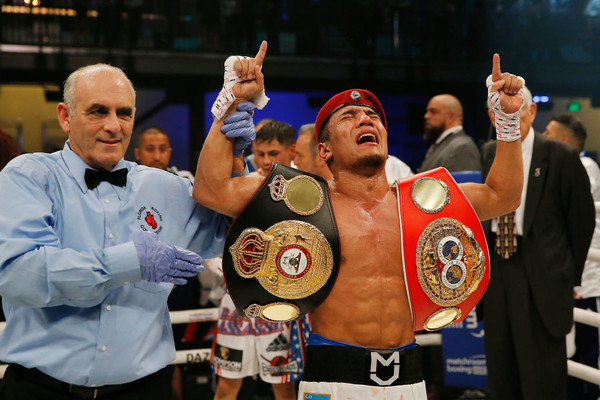 Кәсіпқой бокс: Ахмадалиев қос алтын белбеуді иеленді