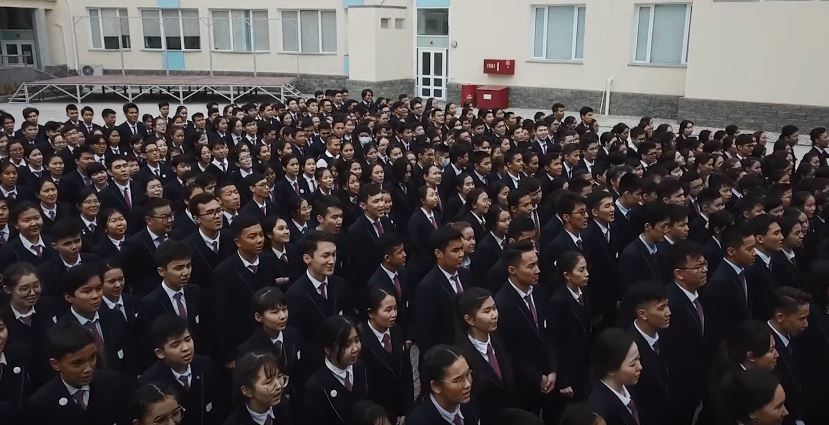 700 бала Абайдың әнін бірге шырқады