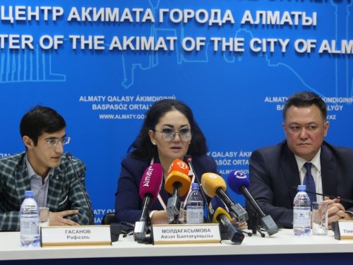 Алматы әуежайында еріктілер коронавирустың алдын алу үшін жадынамалар таратты