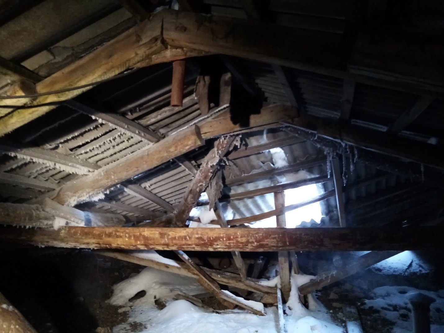 Ескі үйдің төбесі опырылып түсті