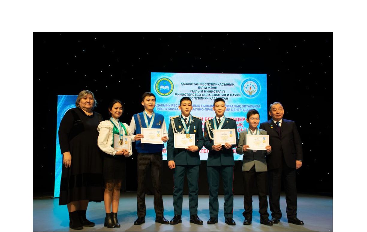 Республикалық ғылыми жобалар байқауында оқушыларға білім гранттары берілді