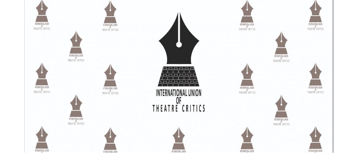 Өз театрын өзгелерге таныстырады