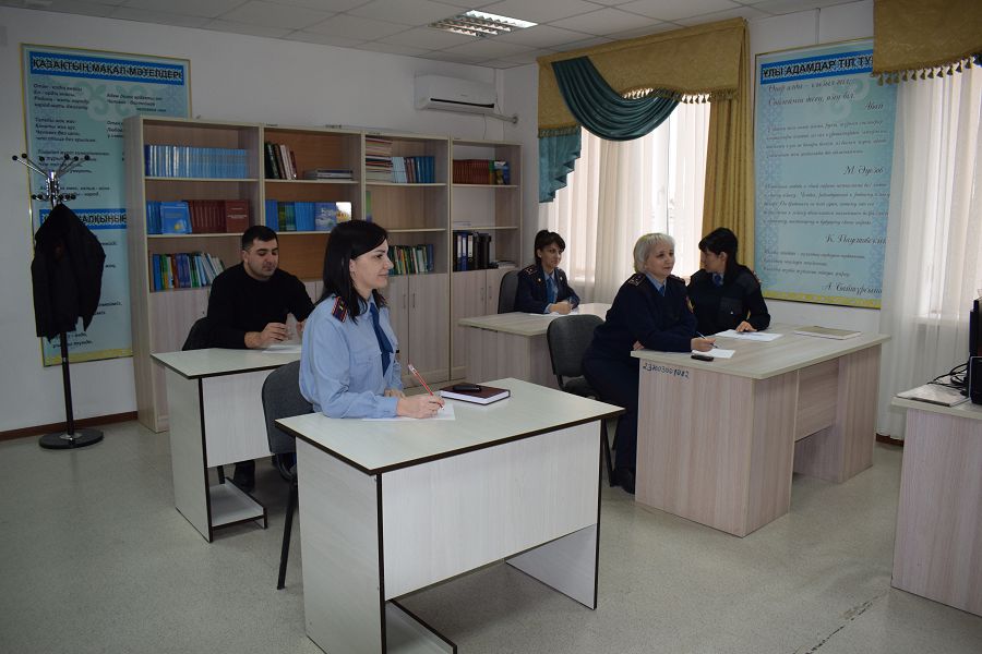 Полицейлер мемлекеттік тіл үйрену курстарында дәріс алуда