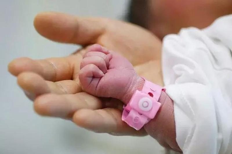 Жедел жәрдем операторы телефонмен жүкті әйелді босандырды