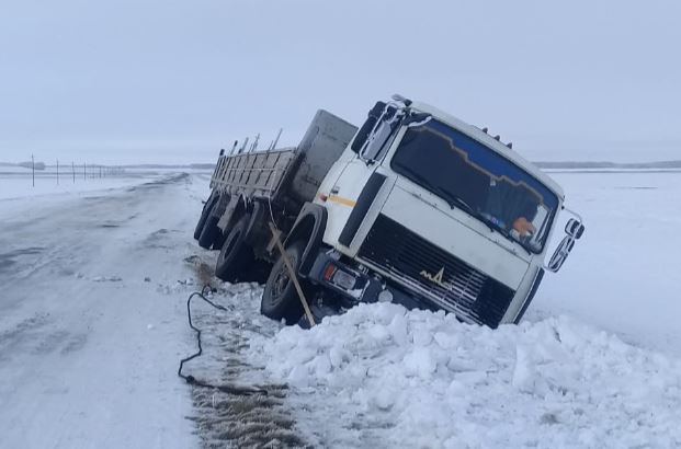 Ауыл тұрғыны қар құрсауында қалған жүк көлігін шығаруға көмектесті