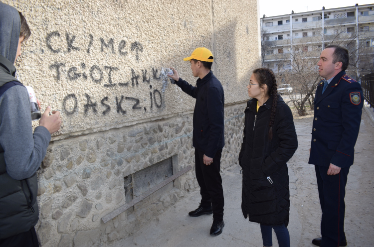 Ақтауда полицейлер ерікті жастармен бірге граффити жазуларды өшірді