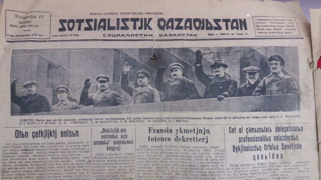 Мектеп музейіндегі көне газет